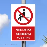 Cartello vietato sedersi con testo mod. verticale