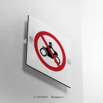 Cartello di divieto di transito alle bici e alle moto