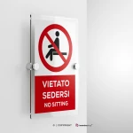 Cartello vietato sedersi con testo mod. verticale