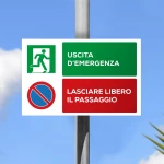 Cartello uscita d'emergenza lasciare libero il passaggio