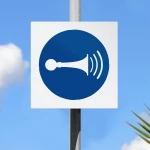 Cartello obbligo di usare una segnalazione acustica M029
