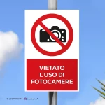 Cartello vietato l'uso di fotocamere con testo mod. verticale