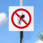 Cartello vietato l'accesso ai portatori di protesi P014