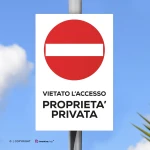 Cartello vietato l'accesso proprietà privata con testo mod. verticale