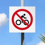 Cartello di divieto di transito alle bici e alle moto