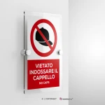 Cartello vietato indossare il cappello con testo mod. verticale