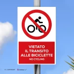Cartello vietato il transito alle biciclette con testo mod. verticale