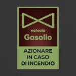 Cartello azionare valvola gasolio in caso di incendio con testo mod. verticale