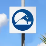 Cartello obbligo di usare la protezione regolabile della sega circolare da banco M031