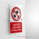 Cartello vietato giocare a pallone con testo mod. verticale