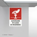 Cartello azionare pulsante in caso di incendio con testo mod. verticale