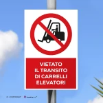 Cartello vietato il transito di carrelli elevatori con testo mod. verticale